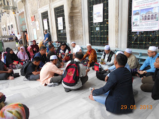 Ahli rombongan duduk bersila di perkarangan Masjid Eyüp Sultan