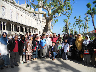 Ahli rombongan bergambar beramai-ramai di halaman Masjid Sultan Ahmed (Masjid Biru), Istanbul