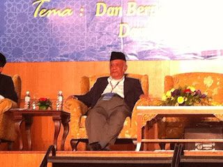Prof. Dr. Abdul Fattah Haron Ibrahim duduk di pentas seminar