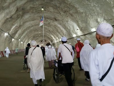 Jemaah berjalan di dalam terowong Mina menuju ke Jamarat