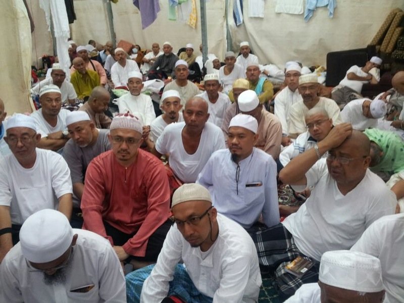 Jemaah lelaki berkepala licin selepas bercukur di dalam khemah Mina
