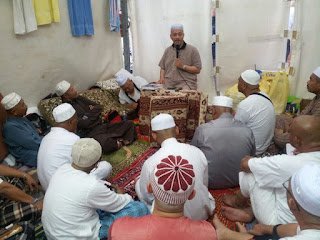 Kuliah di dalam khemah Mina, jemaah duduk mendengar penceramah
