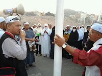 Dr. Abu Anas Madani memberi penerangan kepada jemaah dengan pembesar suara ketika jaulah di sekitar Masjidil Haram