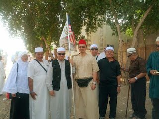 Jemaah Ash-Har bergambar bersama bendera ketika lawatan ke Hudaibiyah