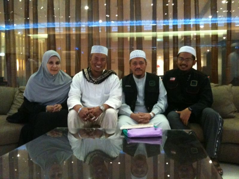 Dr. Abu Anas Madani bersama tiga orang jemaah di lobi hotel