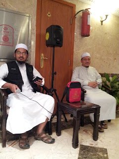 Dr. Abu Anas Madani dan Ustaz Ahmad Hashimi duduk di ruang kuliah hotel di Makkah