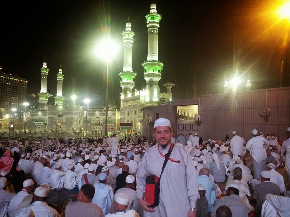 Dr. Abu Anas Madani di tengah-tengah jemaah di dataran Masjidil Haram pada waktu malam