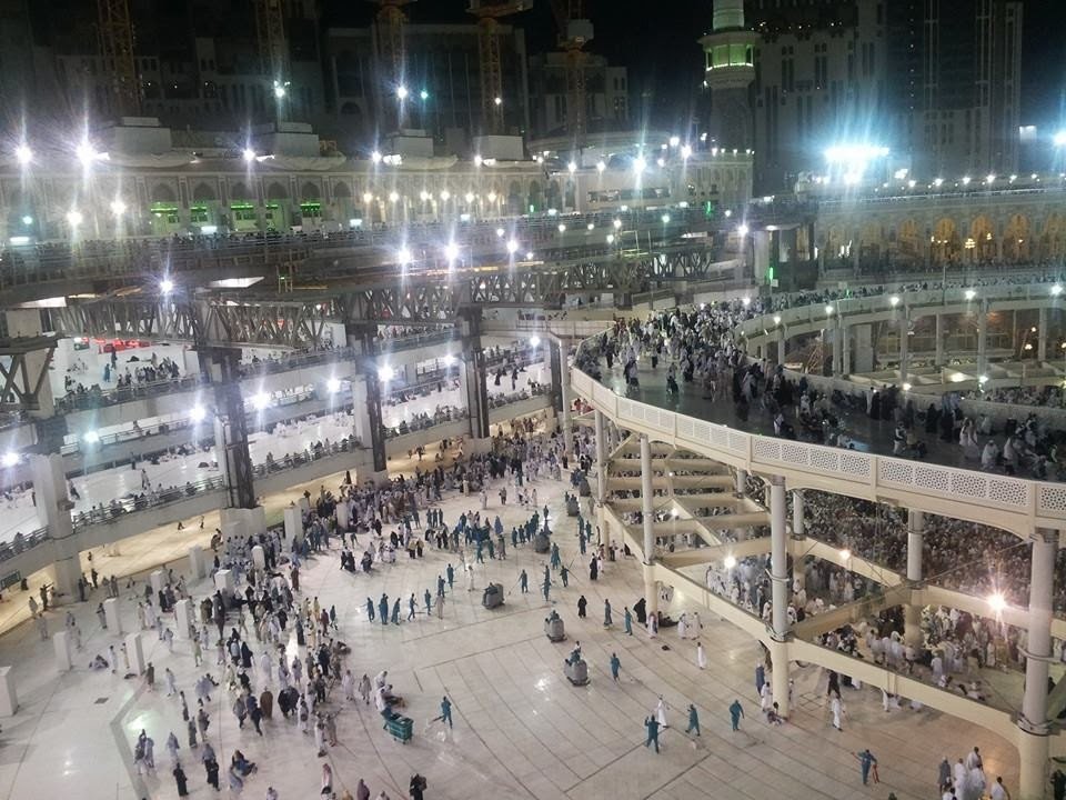 Tempat tawaf (mataf) dan binaan mataf sementara di Masjidil Haram pada waktu malam