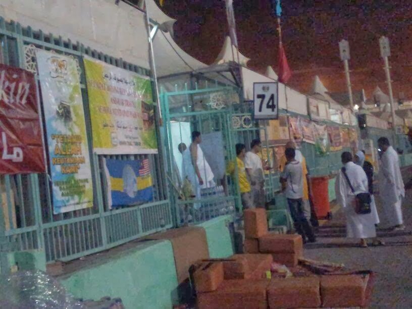 Pintu masuk Maktab 74 di Mina pada waktu malam