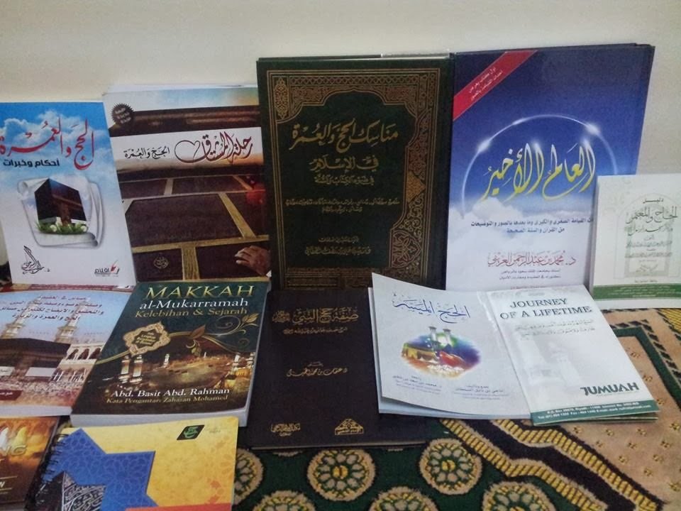 Susunan buku rujukan musim haji 1434H, termasuk Makkah al-Mukarramah dan Al-'Alam al-Akhir