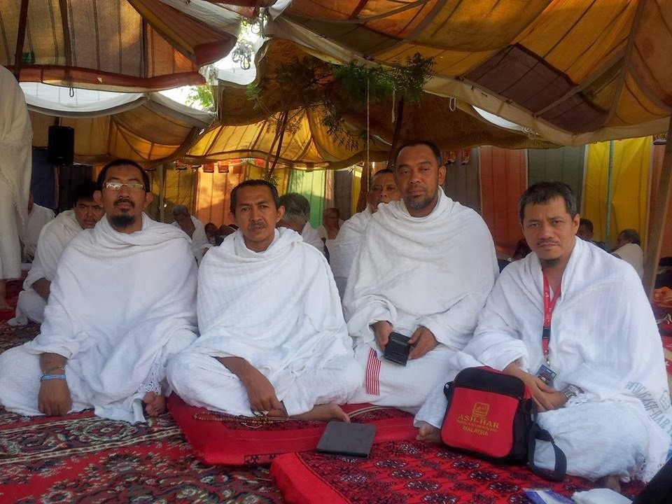 Dr. Abu Anas Madani bersama jemaah berihram di dalam khemah Arafah