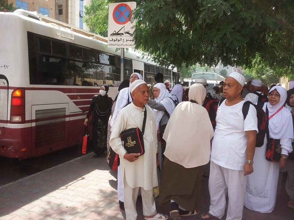 Jemaah Ash-Har bersiap menaiki bas untuk kembali ke Makkah selepas nafar awal