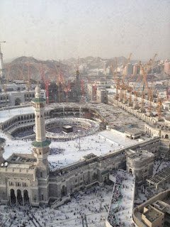 Pemandangan Masjidil Haram dari atas dengan kawasan pembinaan dan kren di sekelilingnya