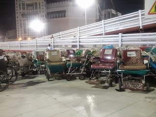 Deretan kerusi saie berhias di Mas'a, Masjidil Haram