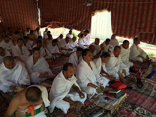 Suasana jemaah haji berwukuf di dalam khemah Arafah