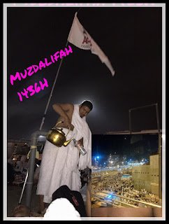 Ustaz Firdaus menuang air dari cerek untuk jemaah haji di Muzdalifah pada waktu malam
