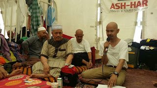 Kapten Haji Firdaus berkongsi pengalaman sebagai juruterbang kepada jemaah di khemah Ash-Har, Mina