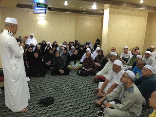 Ketua Qafilah Ash-Har, Ustaz Haji Ahmed Shukri, berucap kepada jemaah dalam majlis muhasabah di hotel, Makkah