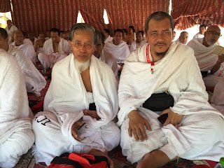 Jemaah berihram duduk di dalam khemah Arafah, antaranya pegawai TH Tuan Haji Ahmad Admara