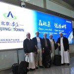 Sebahagian ahli rombongan ulama pondok Kelantan bersama bagasi di Lapangan Terbang Beijing