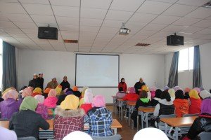 Pelajar perempuan bertudung di dalam dewan kuliah Maahad Dirasat Islamiah, Linxia