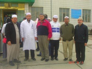 Ahli rombongan bersama doktor di hadapan hospital Islam swasta di Linxia