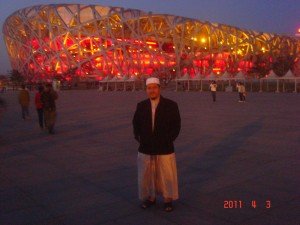 Abu Anas Madani di hadapan Stadium Nasional Beijing (Sarang Burung) pada waktu senja, 3 April 2011