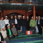 Ahli rombongan bersama jemaah di dalam ruang solat Masjid Niujie, Beijing
