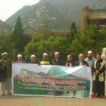 Rombongan memegang kain rentang di kaki Tembok Besar China