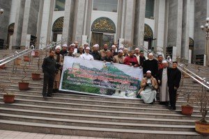Rombongan bergambar di tangga Masjid Xiguan, Lanzhou