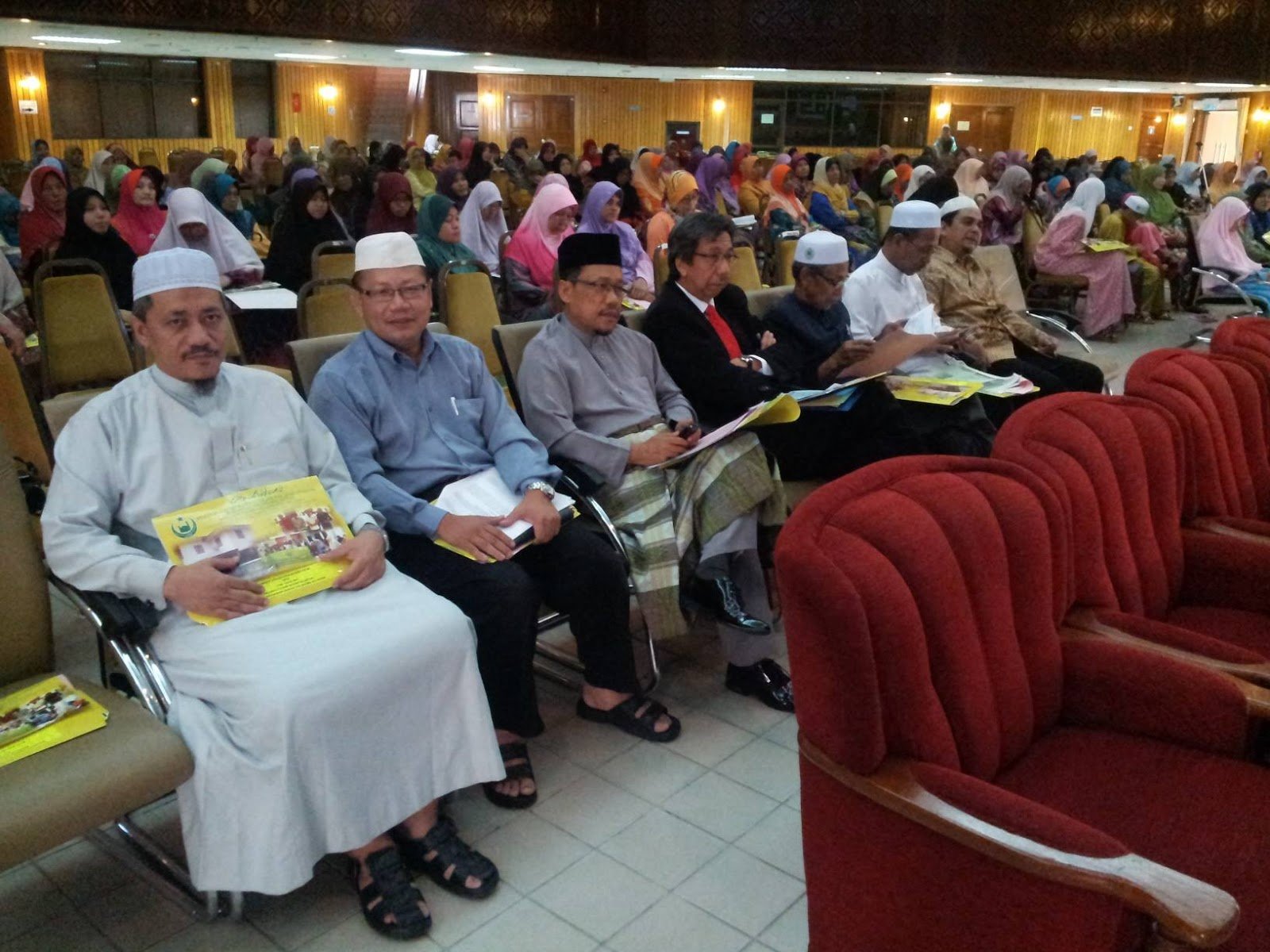 Para peserta Seminar Sosiobudaya Antara Kaum di Dewan Balai Islam, Lundang